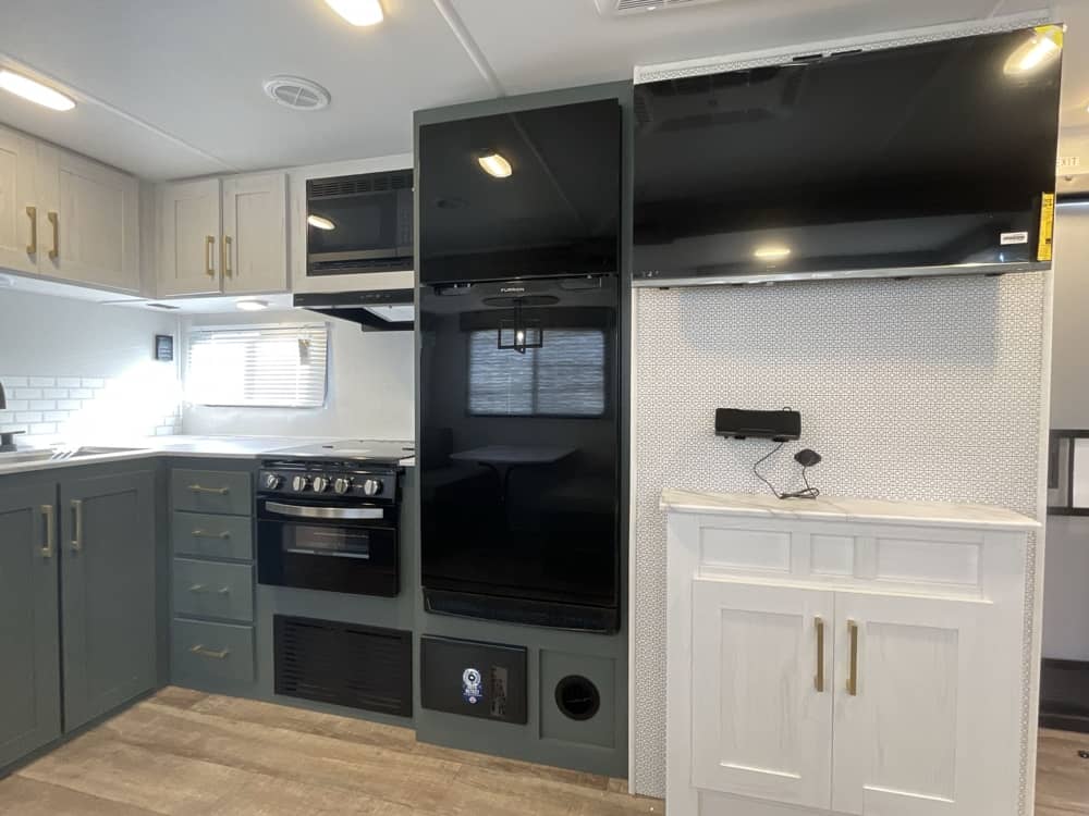 2025_heartland_eddie_bauer_2610rb-l_bril2454047_impel-capture_close-up_entertainment-center