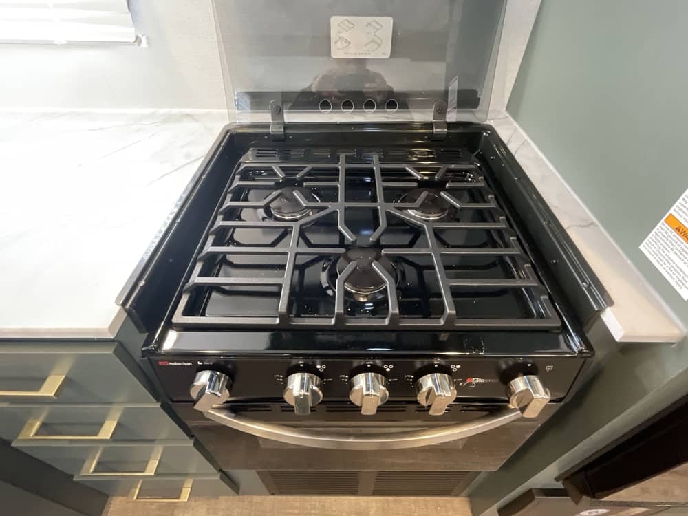 2025_heartland_eddie_bauer_2610rb-l_bril2454047_impel-capture_close-up_stove-oven